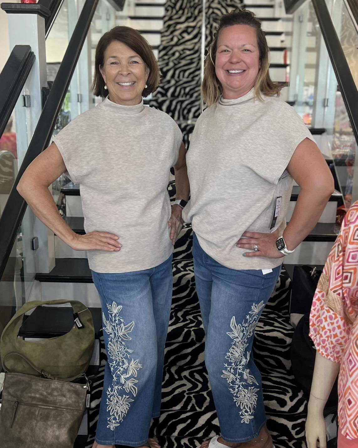 kellystephanietwinning Kelly and Stephanie twinning in new fall fits